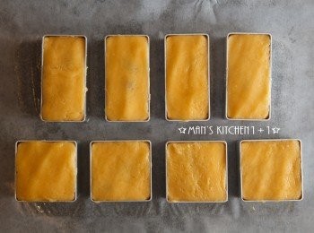 step10: 接著將鳳梨酥填入模具中，用上火170度、下火200度烤10分鐘後翻面，續烤6分鐘。