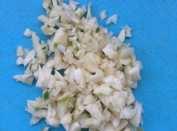 step3: 加入蒜末，倒入蕃茄醬，（3小勺左右）加點細砂糖，翻炒