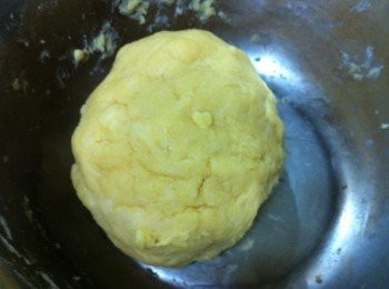 step1: 將派皮所以<span class="group_1">食材</span>加入盆中，慢慢加入食水攪拌均勻，搓成圓形冷藏1小時。