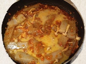 step6: 起油鍋加入紅蘿蔔、蒜碎拌炒後加入蒟蒻白玉板、雪白菇及調味料(醋、番茄醬、糖、醬油、水)煨煮15分鐘湯汁減少一半後加入蛋液，蛋熟後撒上蔥花即可起鍋。