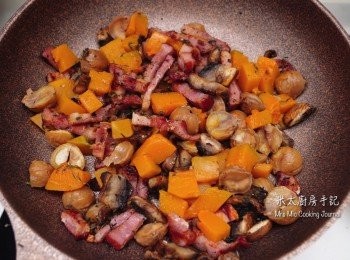 step4: 蘑菇和煙肉切成小塊。平底鑊中下1茶匙純正橄欖油燒熱，把煙肉煎香並釋出油份，再下蘑菇和百里香炒至軟身，最後放入蒸煮過的南瓜方塊和栗子混合，加入少許鹽和黑胡椒調味。