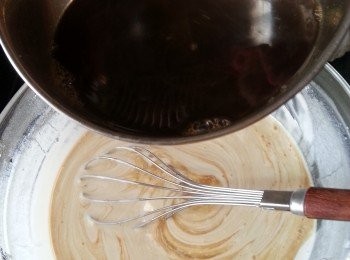 step4: 將煮滾已溶化的暖糖水慢慢撞入粉漿中成半生熟漿(此方法是會令糯米粉蒸出來更幼滑)