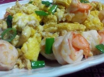 step1: 蝦仁洗淨、蛋攪好、切青蔥，只要綠色的部份就好，備用，