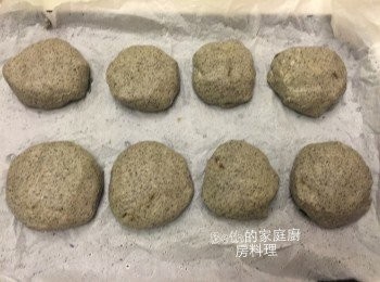 step1: 所有<span class="group_1">食材</span>拌勻成麵糰，以保鮮膜覆蓋，靜置20分鐘，均分成8等份，搓圓，放在烤盤上