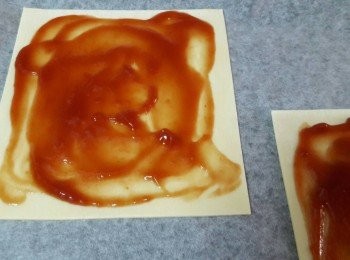 step3: 各塗上一湯匙的蕃茄醬