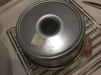 step17: 用小碗托起倒轉的模具放涼。