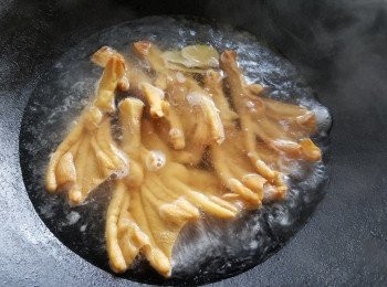 step4: 將鵝掌用3片薑，黃酒3/4湯匙，少少鹽出水10分鐘備用