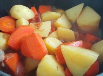 step3: 將蘿蔔及馬鈴薯加入，加入少許雞湯煮10分鐘，盛起，備用。