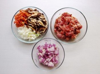 step2: 香菇及蝦米先泡水10 分鐘瀝乾(香菇水可當高湯用)切絲,五花肉切絲(加入<span class="group_4">醃肉料</span>抓醃入味),胡蘿蔔切絲,紅蔥頭及蔥白切末。