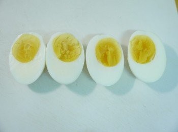 step1: 將雞蛋放入滾水中，，煮成水煮蛋後，剝殼對切成半。