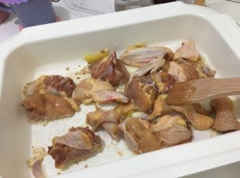 step5: 中火加入雞件, 平鋪在鍋子中先煎香一邊