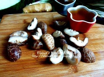 step2: 冬菇切半 , 浸菇水留用