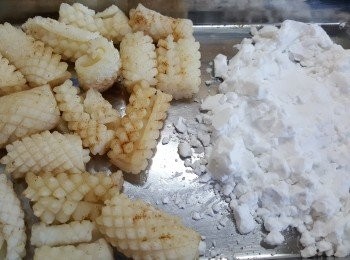 step2: 用五香粉及鹽醃魷魚一會。