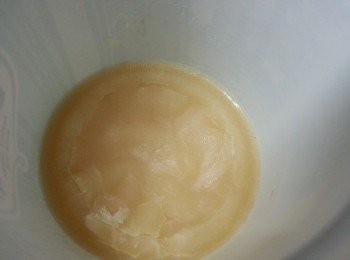 step25: 當塊豬膏炸到變硬身亦代表以經無油出,灘凍豬油用盒裝起放入雪櫃即可隨時使用