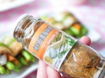 step6: 最後將一捲捲魚片擺盤後，灑入適量的風味鹽調味