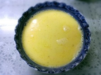 step3: 加熱雞高湯70~80度我是利用煮雞的高湯~第一次做老公說太油了~這次把油撈掉~等小犬和小小犬回來吃~