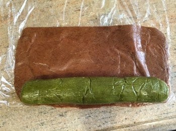 step3: 3)將黃豆粉麵團包成3CMX15CM圓柱形, 綠茶粉麵團及咖啡麵團包成5CMX15CM長形