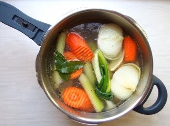 step2: 將所有<span class="group_1">食材</span>置入鍋裏，注水約3公升，煮滾後撈除表面浮末，然後蓋上鍋蓋，小火燉煮約50分鐘即可完成。