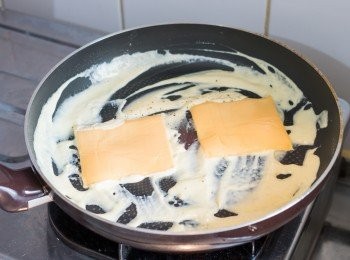 step14: 餡料做法：加入片裝芝士拌至芝士完全溶化（使用手動打蛋器）。