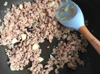 step3: 然後加入用鹽，米酒香胡椒粉醃過的豬肉碎炒開，不要一舊舊。