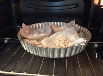 step1: 烤箱先預熱180度，水餃皮折疊成杯狀，放進烤箱180度烘烤10分鐘。