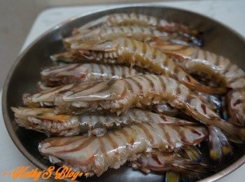 step1: 首先清洗啲蝦剪去腳、鬚及挑腸備用~