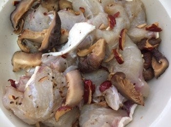 step1: 1)將冬姑及紅棗切絲加入魚塊用調味醃15分鐘