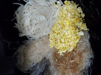 step12: 再將炒好的瑶柱絲、蛋碎、銀芽倒入炒勻