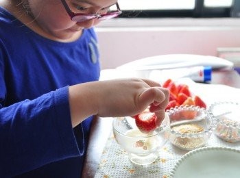 step2: 有請甜點大廚-QQ自己按照順序沾裹鷹牌煉奶後，再沾上花生粉或是彩色米