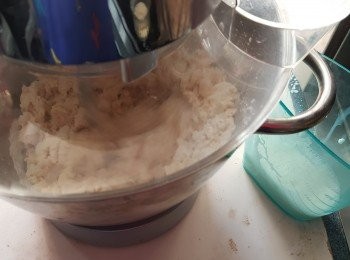 step1: 先將高筋麵粉300g,雞蛋液40g,砂糖42g,酵母3g拌勻，用180g牛奶慢慢加入搓成麵糰（可用手搓或廚師機搓）