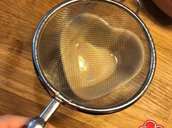 step3: 將蛋漿倒入碗備用，使用濾網口感更細滑呀!