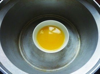 step1: 將奶油裝在碗裡，放到加了1/2 杯水的外鍋中，蓋上鍋蓋蒸到融化