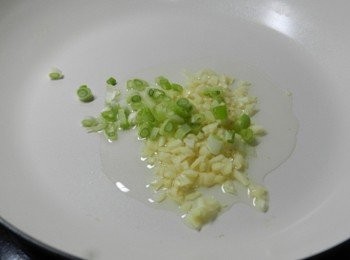 step1: 熱鍋後，放一大匙油入鍋，將蒜末與蔥白下鍋炒香