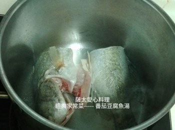 step1: 燒熱鑊加少許油,放下魚煎至兩面金黃色。