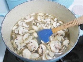 step3: 蘑菇炒軟後加入高湯煮至微滾後關火，讓它靜置放涼一下^^