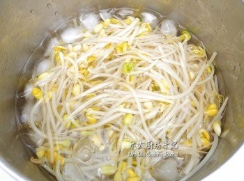step2: 芽菜放入滾水中川燙約1分鐘，撈起放入冰水巾直至芽菜完全冷卻，再放入筲箕瀝去水分後，用手把其餘水分揸出。