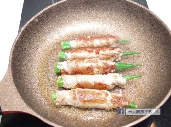 step3: 平底鍋下2茶匙油燒熱，下肉卷(封口向下)，用中火煎至全卷金黃