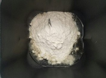 step1: 【<span class="group_1">批底材料</span>】放麵包機， 調教至發酵制式，打成麵糰，大約2小時。