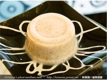 step3: 輕壓黑木耳鮮奶凍與容器的接觸面，使其滑脫至碗盤中。