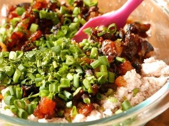 step9: 把臘腸、膶腸、蝦米、蔥、芫荽和粟粉水加入芋頭蓉中拌勻。