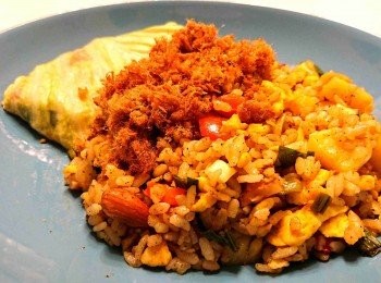 step16: 「高麗菜捲鳳梨蛋炒飯＋鳳梨蛋炒飯＋肉鬆」也很好吃。不知道為什麼，鳳梨蛋炒飯和肉鬆就是很搭啊！