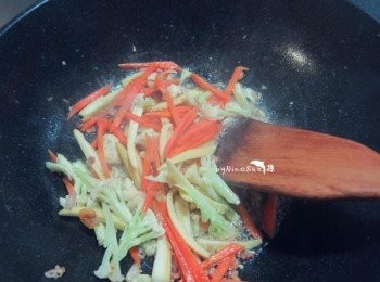 step4: 依序放入蔬菜拌炒