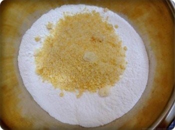 step2: 把糯米粉和起士粉一起倒入並混合均勻!!