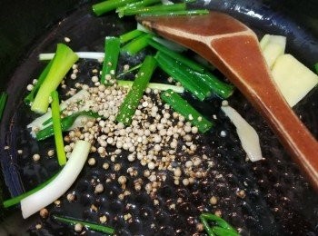 step2: 凍蟹嘅時間可以先爆薑蔥。 用油先爆薑蔥 ，在落胡椒爆香。