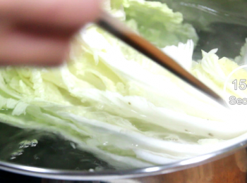 step5: 鍋中加入3公升的水, 燒至沸騰, 再調至滾動的狀態。順序加入大白菜作汆燙, 只需略為汆燙即可。影片在這一段沒剪接, 每次都大約大15-20秒內, 就可把大白菜拿起來。每次都汆燙四分之一, 操作比較方便。