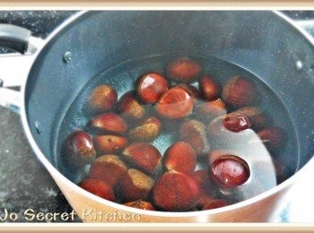 step1: 將栗子洗淨, 放入煲內煮30分鐘。