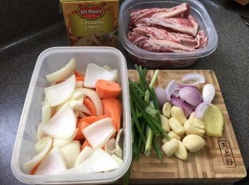 step1: 乾蔥頭切絲、洋蔥切塊，甘荀切件。牛肋條洗淨抹乾。