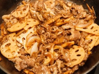 step4: 等到牛肉片約5分熟食加入砂糖、醬油、味醂、米酒調味。