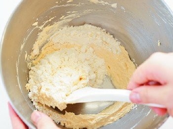 step7: 將混合過篩的低筋麵粉加入1/2量，用橡皮刮刀從缽盆的底部翻起來，混拌至看不見麵粉為止。