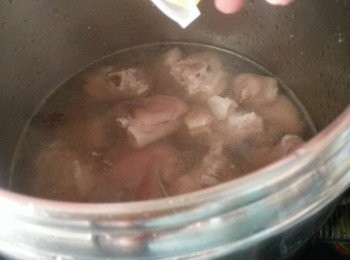 step9: 加入1粒濃湯寶,用高速煲煮約30分鐘(如用明火煮1小時)焗半小時